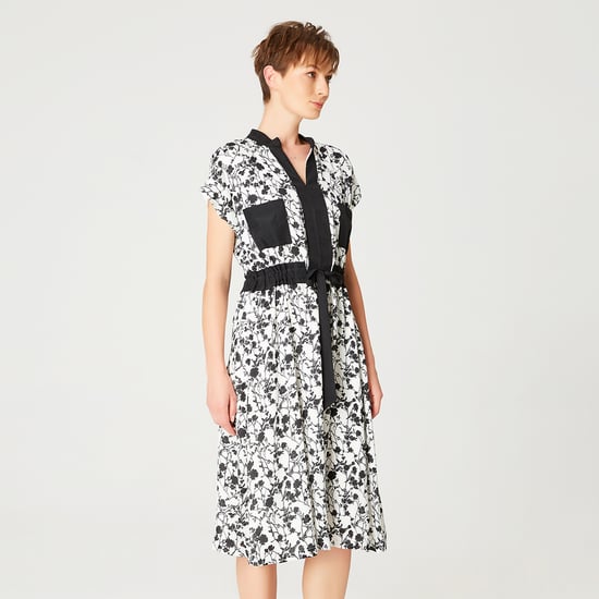 Bi-materiële kleding met monochrome bloemenprint en trekkoordriem - Image 3