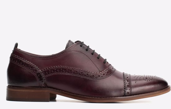 Base London Cast Washed Leren Herenschoenen In Donkerrood Met Brogue-Details - Image 1