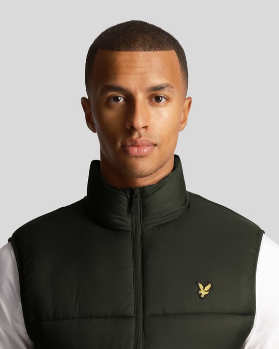 Lyle & Scott Gewatteerd Gilet in Olijf - Image 4