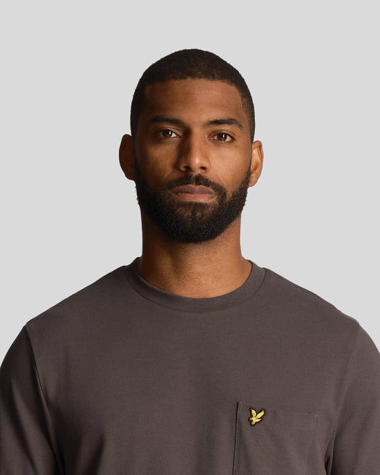 Lyle & Scott effen pique zak gunmetal T-shirt - Image 4