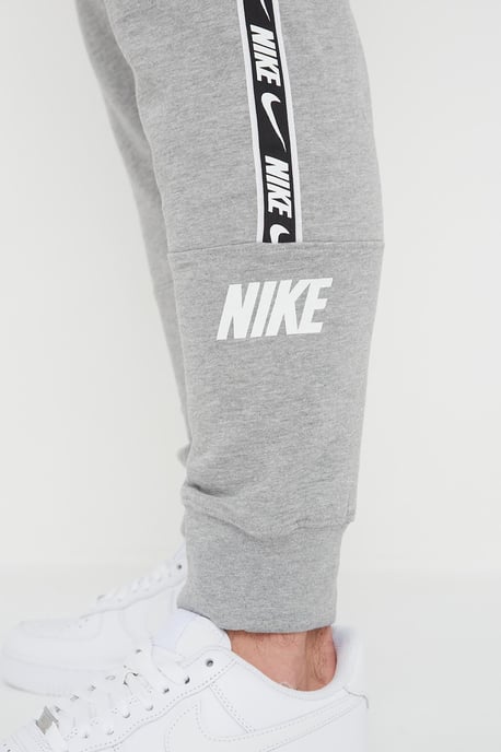 Nike Mens Repeat Taping Logo Fleece Cuffed Joggers in grijs - Image 6