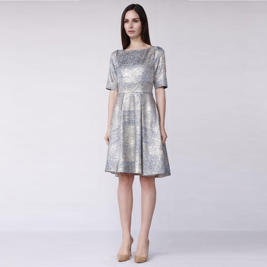 Gebogen en wijd uitlopende cocktailjurk in Jacquard - Image 1