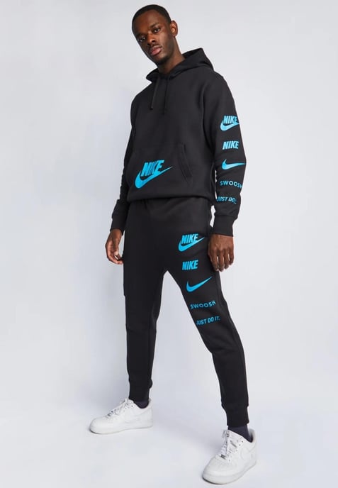 Nike Sportswear Standard Issue Hooded Tracksuit in Zwart - Image 1
