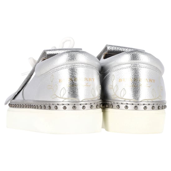 Burberry Kiltie Franje Detail Slip-On Sneakers Metallic Zilveren Leer - Image 4