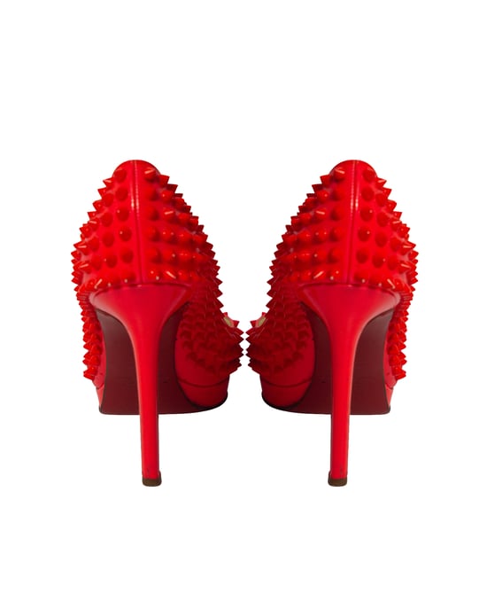 Christian Louboutin Pigalle Plato 120 Spiked Hakken in Neon Rood Patelleer - Image 4