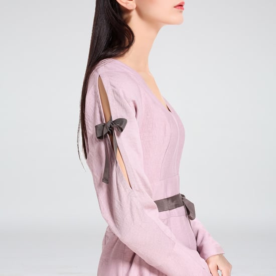 Robe cintrée manches longues épaules dénudées col V
