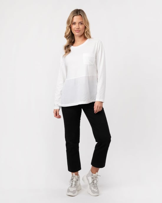 T-shirt met ronde hals, borstzak en zijsplit in wit - Image 3