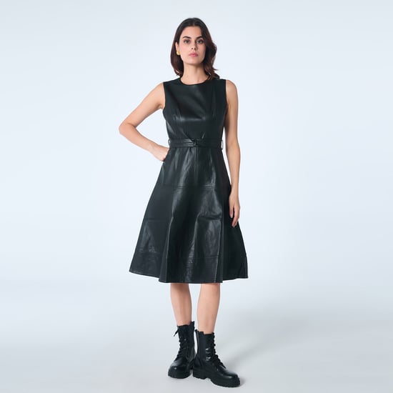 Fit-and-flare PU mouwloos jurkje - Image 1