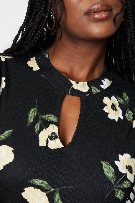 Keyhole Neck With Puff Sleeve - Image 4
