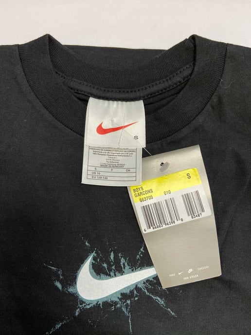 Vintage Nike Jongens Zwart T-shirt - Image 2