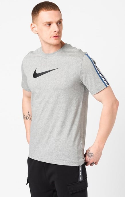 Nike Sportswear Repeat T-shirt Club in grijs - Image 1