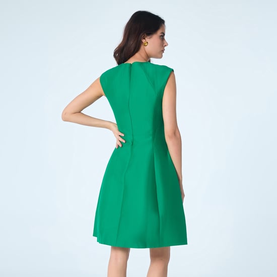 Fit-and-flare satijnen korte jurk met vierkante V-hals - Image 3