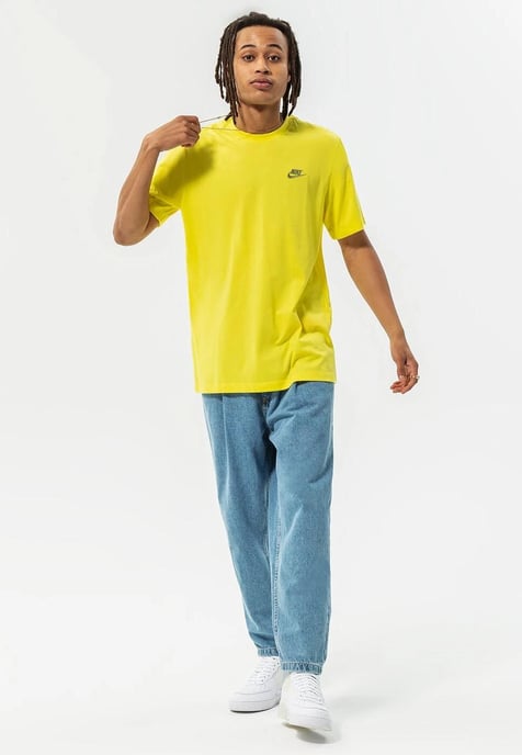 Nike Sportswear Club T-shirt voor heren in geel - Image 4