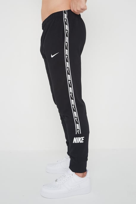 Nike Heren Herhaal Taping Logo Fleece Cuffed Joggers in Zwart - Image 3