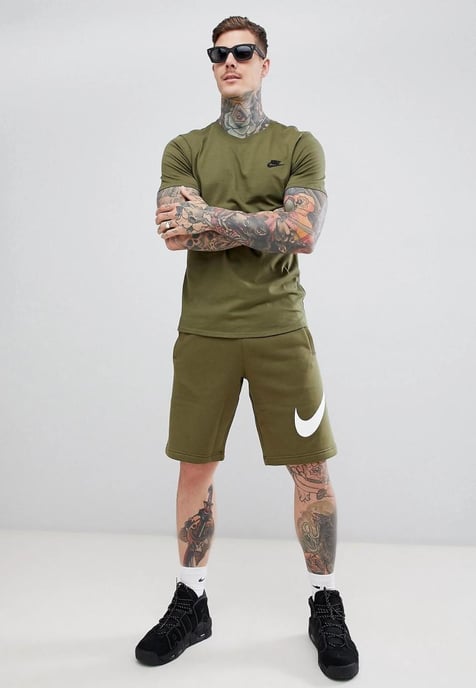 Nike Sportswear Club T-shirt voor heren in olijfgroen - Image 4