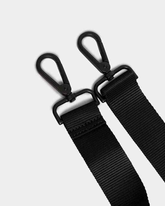 Winkel Voor Fred Perry Tonal Classic Barrel Polyester Zwarte/Gouden Crossbodytas - Image 4
