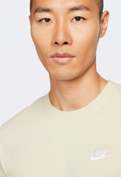 Nike Sportswear Club T-shirt voor heren in beige - Image 3