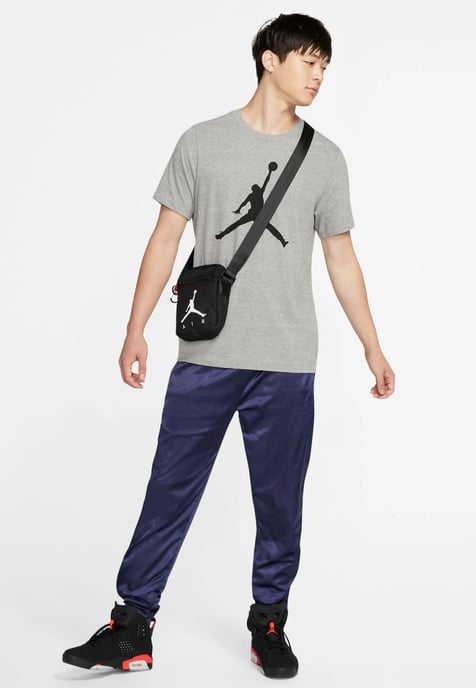 NIKE Heren M J Jumpman SS Crew T Shirt in Grijs - Image 4