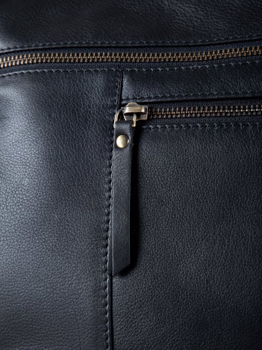Winleigh Leather Shoulder Bag in Black - Image 4