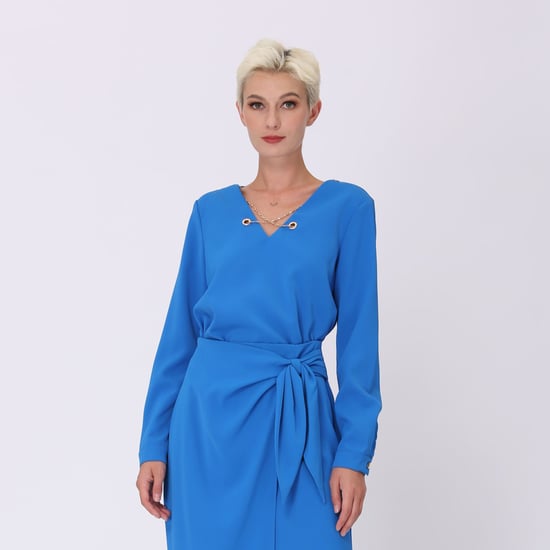 V -neck blouse en decoratieve ketting - Image 2