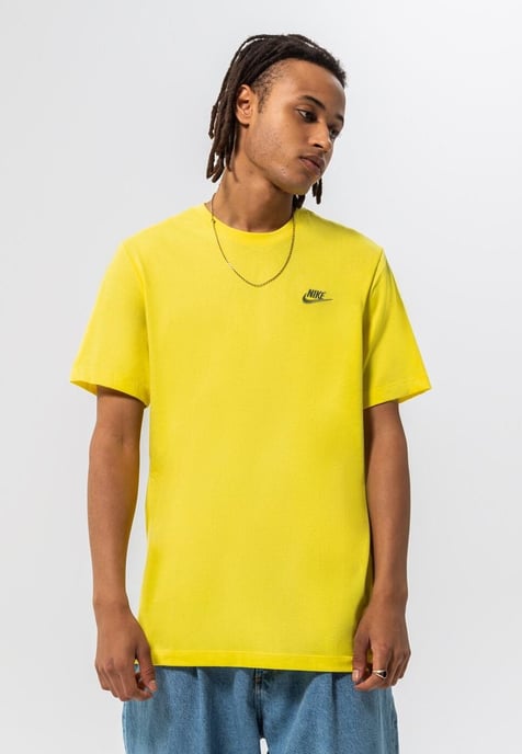 Nike Sportswear Club T-shirt voor heren in geel - Image 1