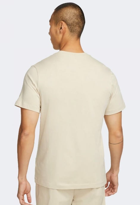 Nike Sportswear Club T-shirt voor heren in beige - Image 2
