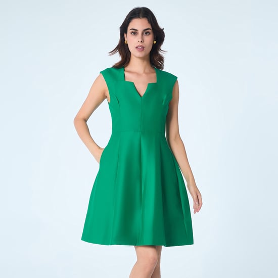 Fit-and-flare satijnen korte jurk met vierkante V-hals - Image 1