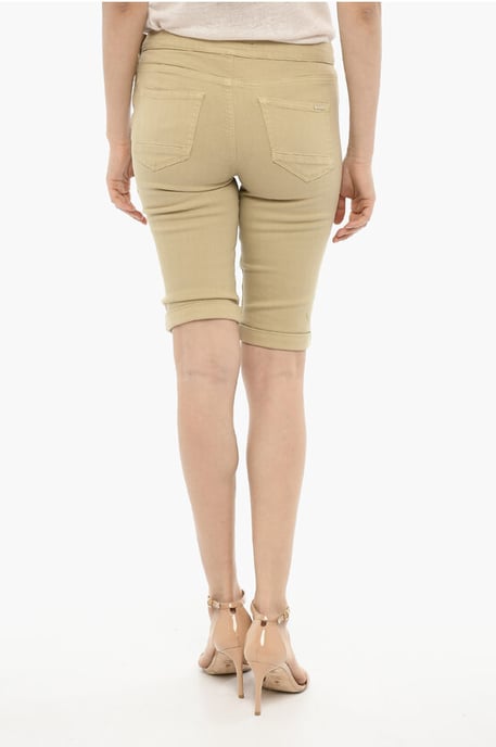 Korte broek met omslag en gouden sluiting in beige - Image 2