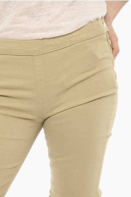 Korte broek met omslag en gouden sluiting in beige - Image 3