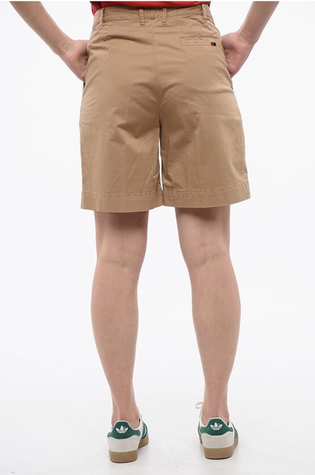 Dubbelgeplooide stretchkatoenen shorts met riemlussen in beige - Image 2