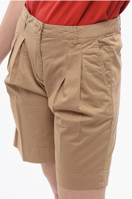 Dubbelgeplooide stretchkatoenen shorts met riemlussen in beige - Image 3