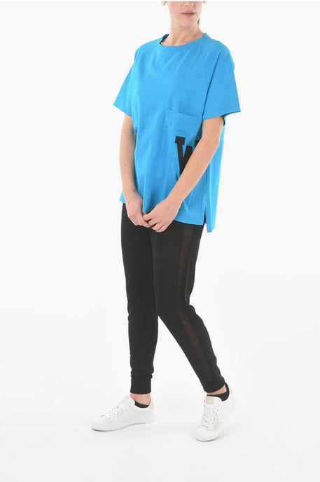 Maxi-T-shirt met ronde hals en monogrampatch in blauw - Image 4