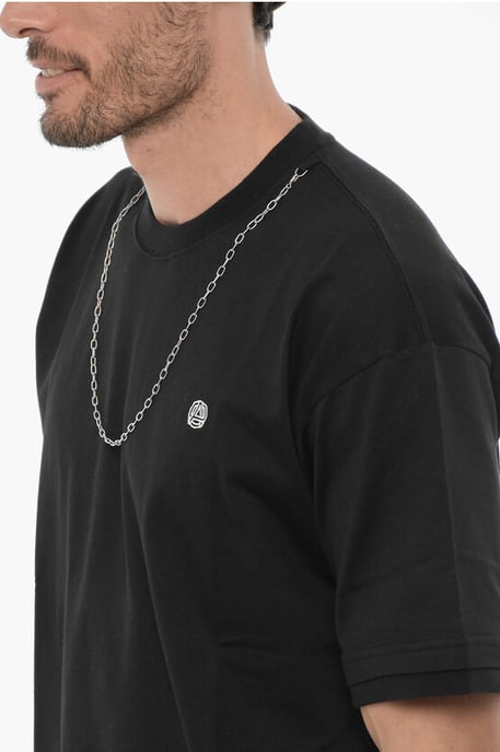 Effen T-shirt met ronde hals en zilverkleurige ketting in zwart - Image 3