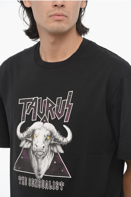 Slim Fit bedrukt ROCK BAND ZODIAC TAURUS T-shirt met ronde hals in zwart - Image 3