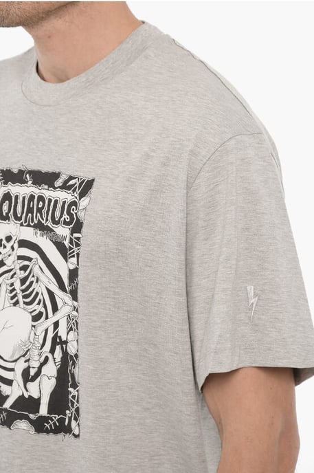 Bedrukt AQUARIUS THE HUMANITARIAN T-shirt met ronde hals in grijs - Image 3