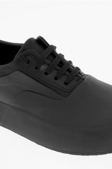Effen leren en rubberen lage sneakers in zwart - Image 4
