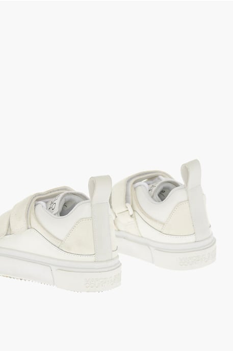 Lage suède sneakers met klittenbandsluiting in wit - Image 2