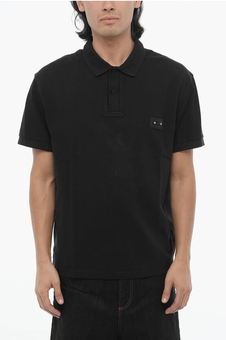 Losvallend poloshirt met twee knopen en piercingdetail in zwart - Image 1