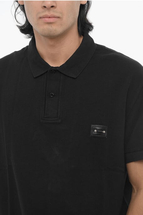 Losvallend poloshirt met twee knopen en piercingdetail in zwart - Image 3