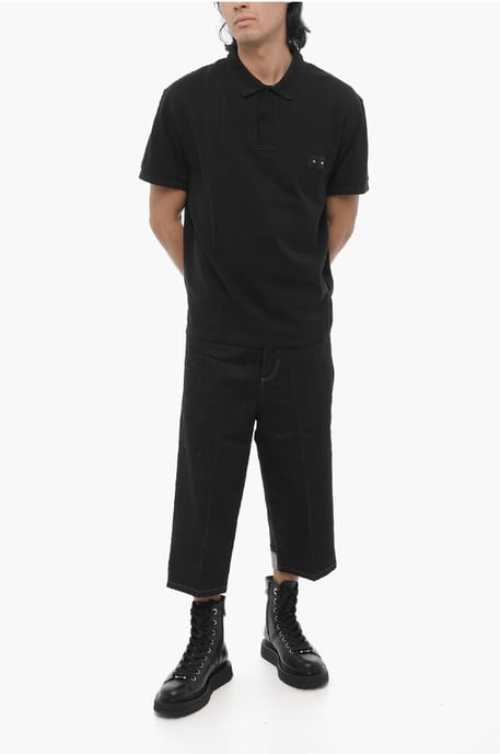 Losvallend poloshirt met twee knopen en piercingdetail in zwart - Image 4