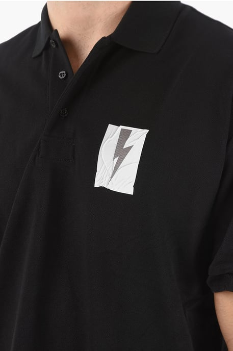 Loose Fit FLAG BOLT Polo met bedrukt logo in zwart - Image 3