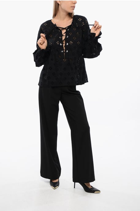 SBERTOLI-blouse met vetersluiting en broderie anglaise in zwart - Image 4