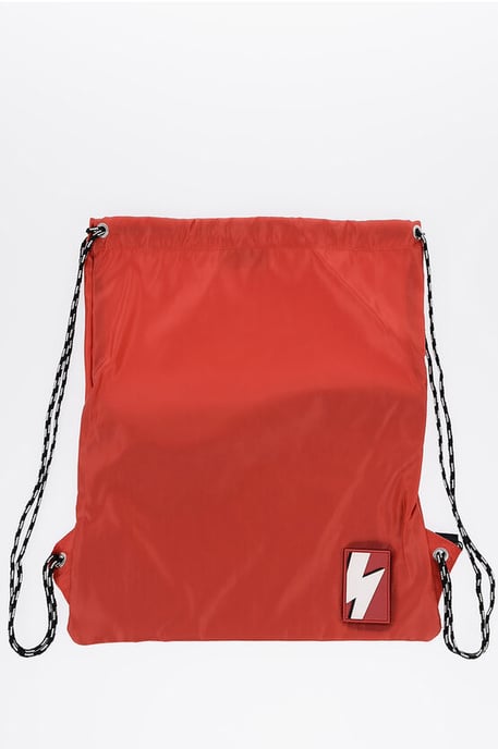 Effen nylon rugzak met trekkoord en monogram in rood - Image 1