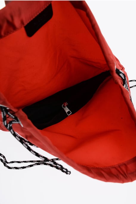 Effen nylon rugzak met trekkoord en monogram in rood - Image 4