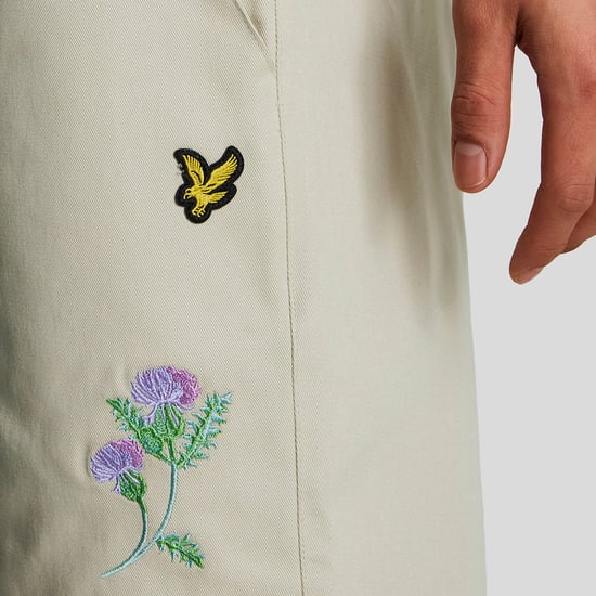 Herenbroek Lyle And Scott Thistle Club geborduurd in crème - Image 4