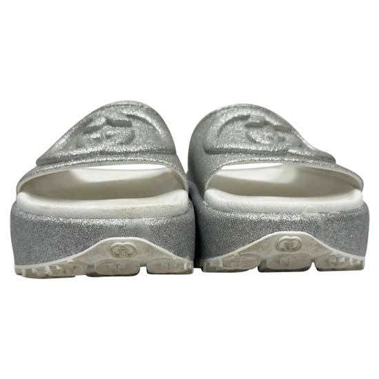 Gucci GG Logo Glanzende Slippers in Zilver Rubber - Image 2