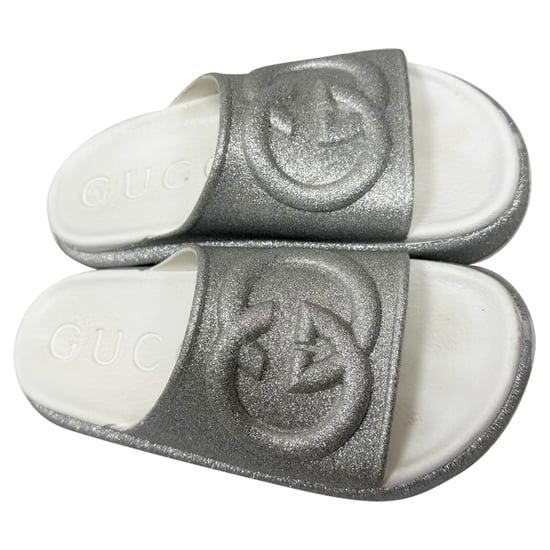 Gucci GG Logo Glanzende Slippers in Zilver Rubber - Image 6