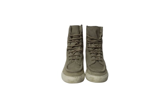 Common Projects Tournament High Top Shearling Sneakers in Grijs Suède - Image 2