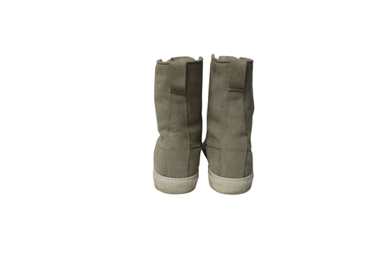 Common Projects Tournament High Top Shearling Sneakers in Grijs Suède - Image 4