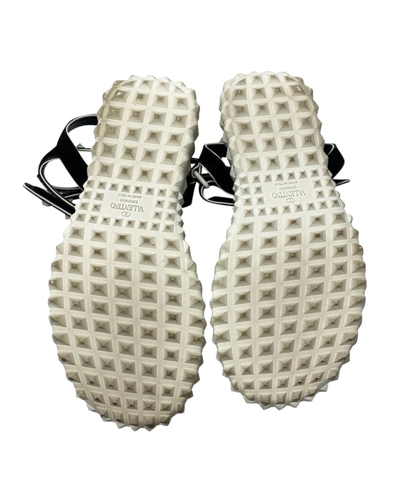 Valentino Garavani Rockstud Enkelsandalen met Platte Zool in Zwart Suède - Image 5